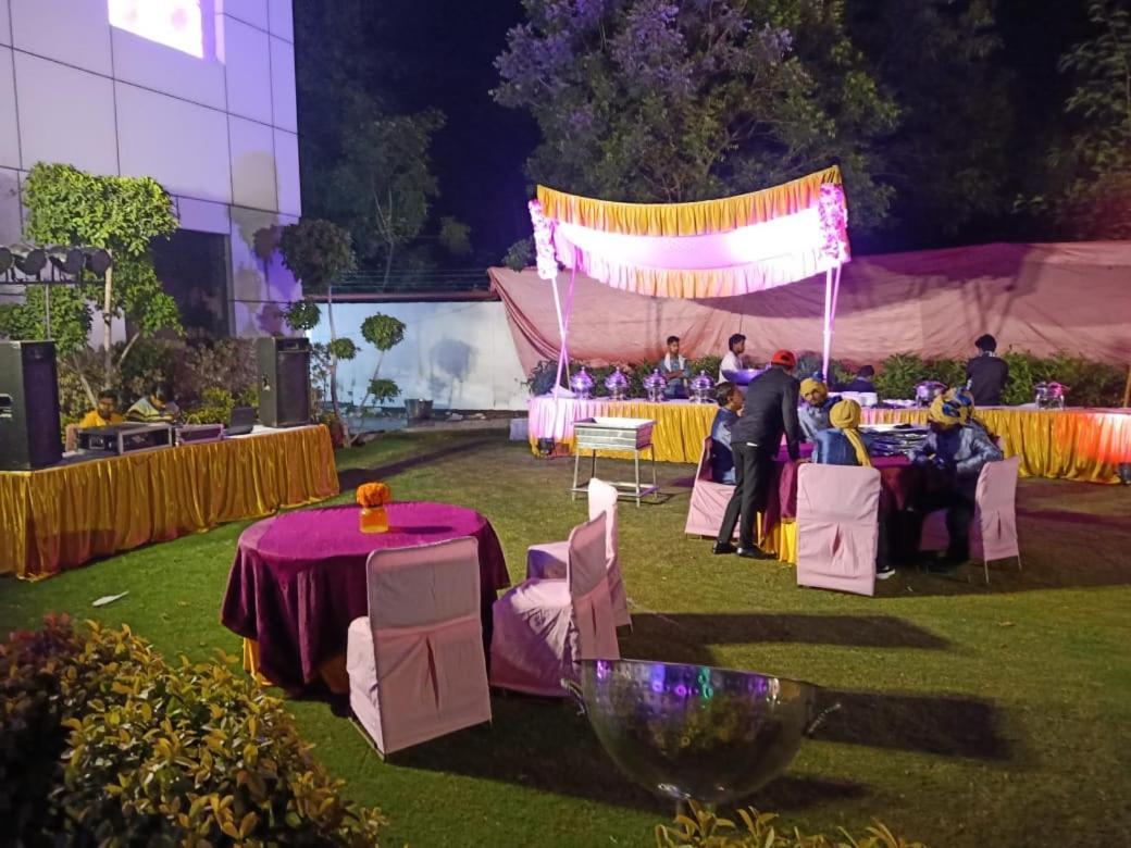 אגרה Hotel Sourav Park Inn Agra מראה חיצוני תמונה